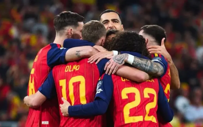 اهتمام الصحف الإسبانية بلقاء مصر: اختبار نهائي لمنتخب “لا روخا” قبل المونديال